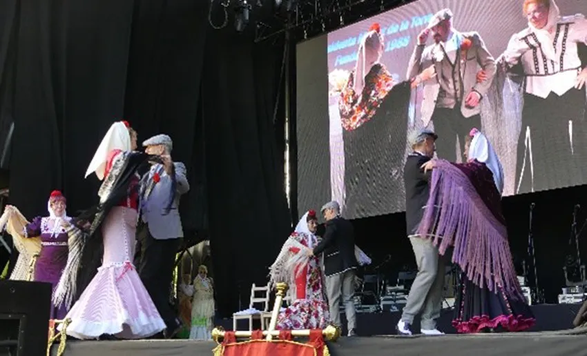 chulapos bailando sobre un escenario, detrás una gran pantalla