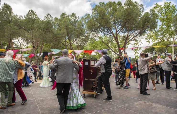 gente bailando chotis, organillero