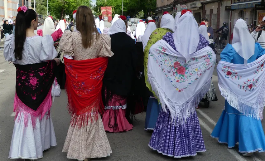 chulapas con sus mantones de espaldas