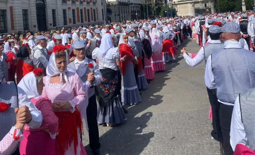 numerosas parejas de baile en la Puerta del Sol