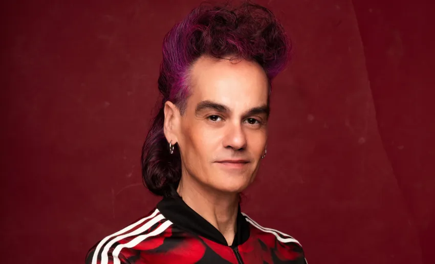 primer plano, chico con cresta morada pendientes, chaqueta de chándal roja