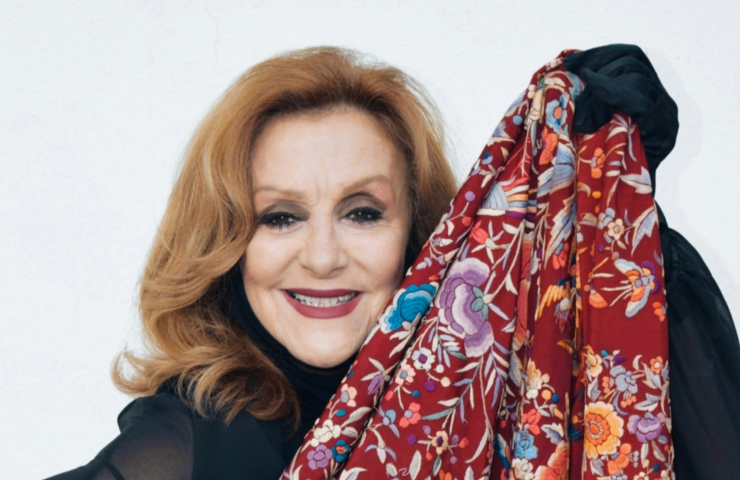 Primer plano de mujer con mantón de manila