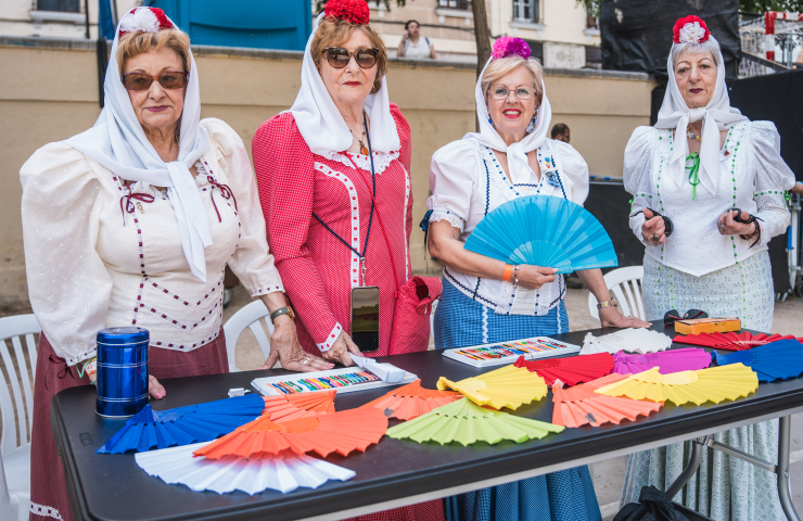 Cuatro mujeres vestidas de chulapa