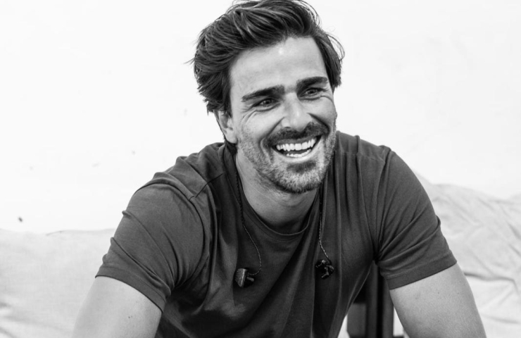 foto en blanco y negro, cantante del grupo