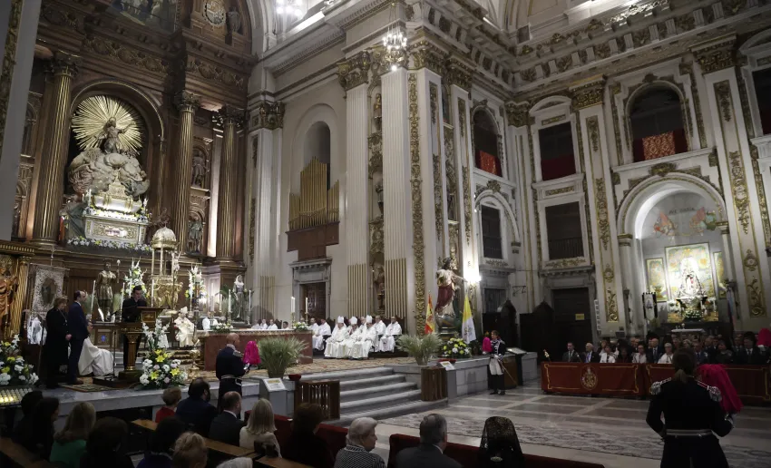 altar mayor durante la celebración de la misa
