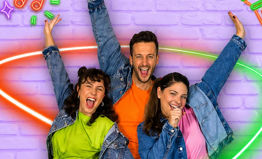 los tres componentes con camisetas de color flúor y cazadora vaquera