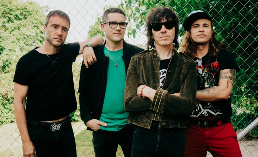 los cuatro componentes del grupo de frente, estilos rockeros