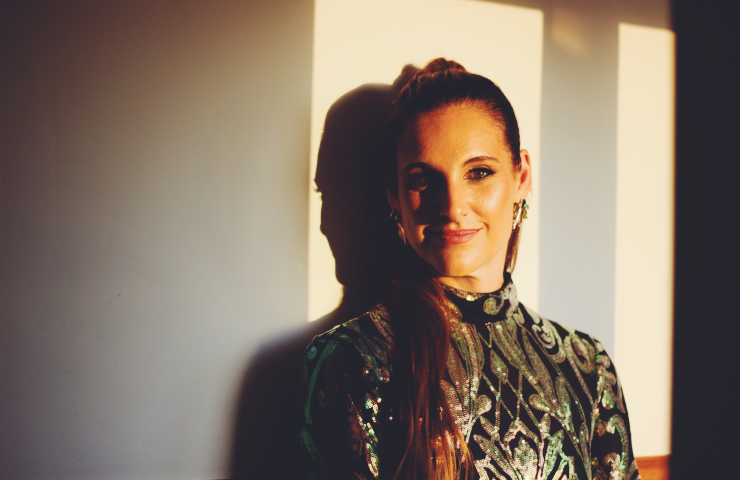 Mujer sonriendo mirando a cámara