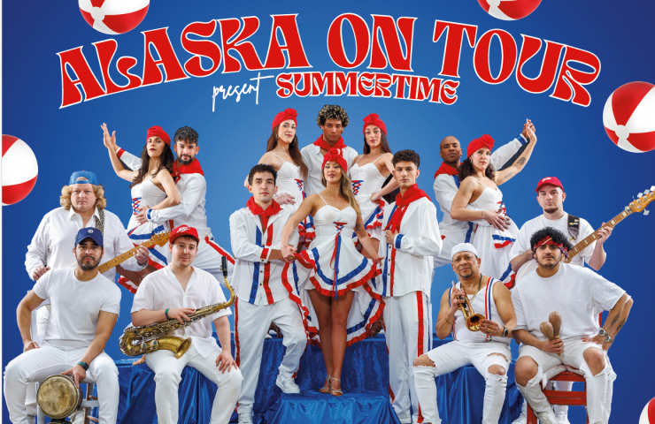 Grupo de hombres y mujeres vestidos de blanco y con gorras rojas y azules