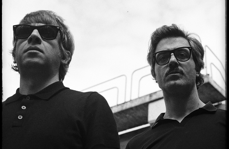 Tres hombres simulando que se baten en duelo