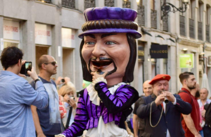 Cabezudo paseando por las calles de Madrid