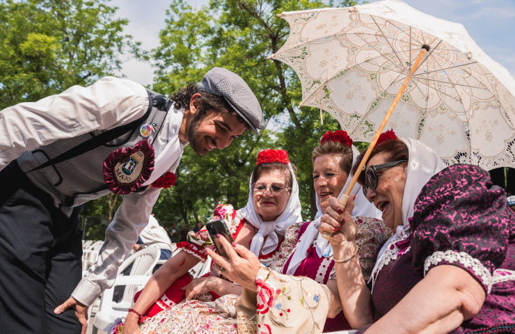 Chulapo con tres chulapas