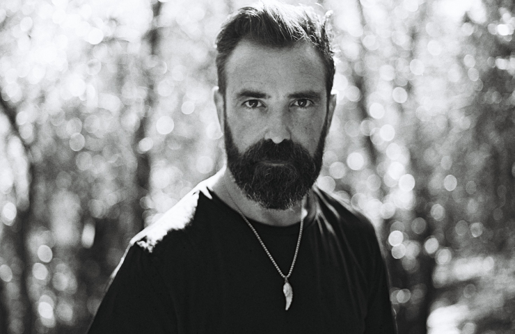 Imagen en blanco y negro de un hombre con barba mirando fijamente