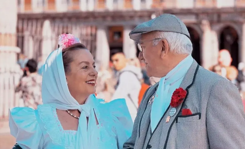 pareja de chulapos mirándose, foto de medio cuerpo