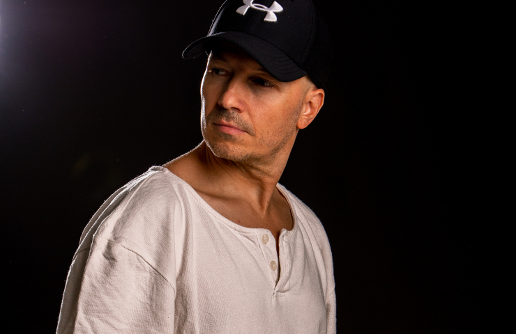 foto de perfil del DJ con gorra negra y camiseta blanca