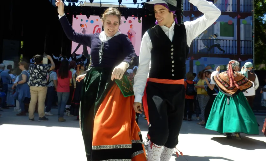 pareja de baile con traje regional