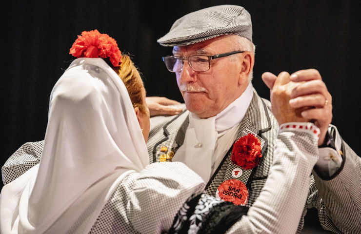 Primer plano de pareja bailando un chotis