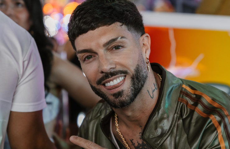 Primer plano de un chico con chaqueta verde brillante