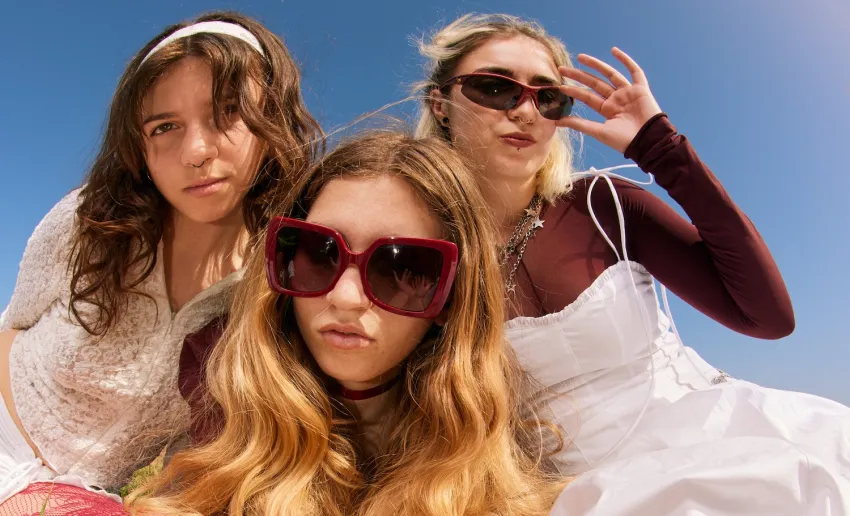 foto de tres mujeres jóvenes al aire libre