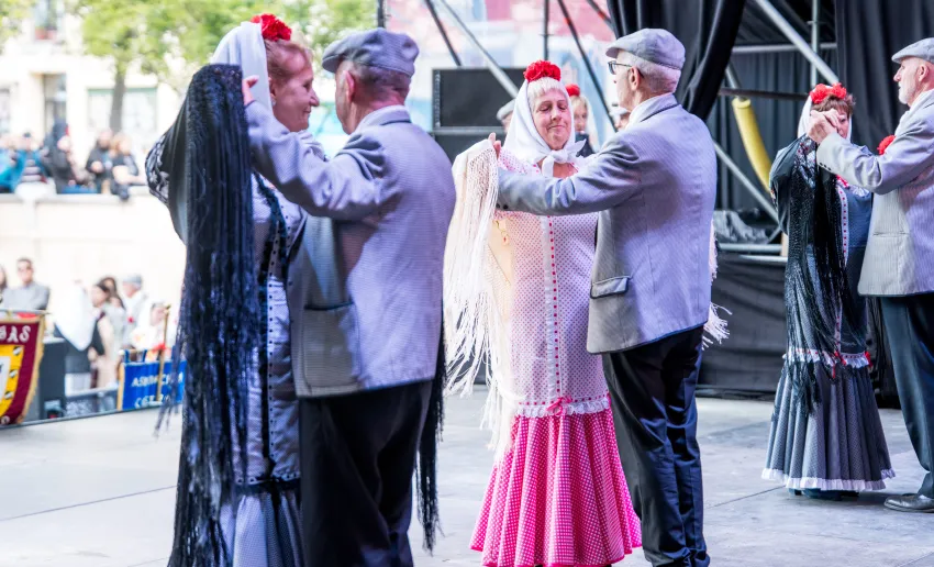 parejas de chulapos bailando sobre un escenario