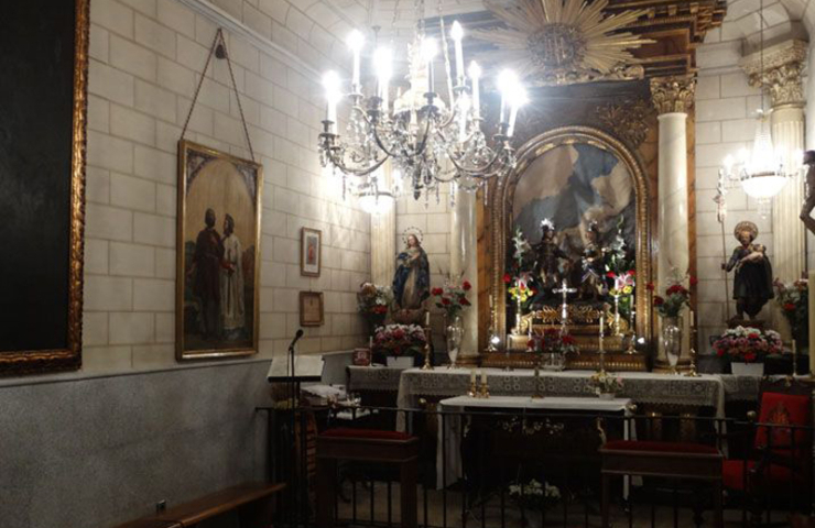 altar de la capilla, lampara de araña, varias imágenes del Santo