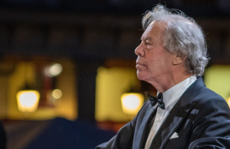 perfil del director de orquesta con traje y pajarita