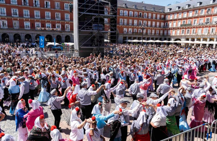 Chulapos bailando en la Plaza Mayor