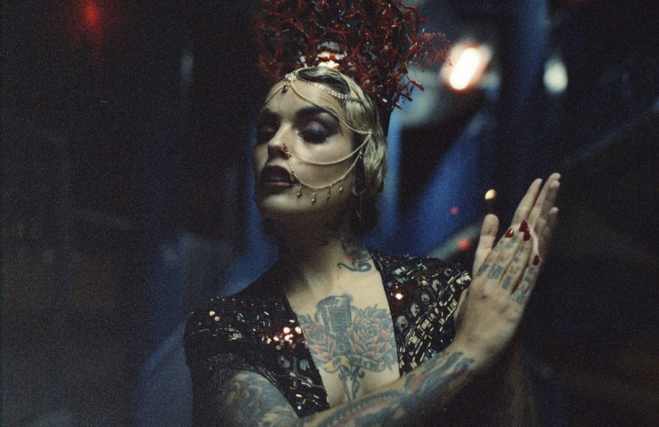 Imagen nocturna de busto de una mujer con un atuendo de fiesta