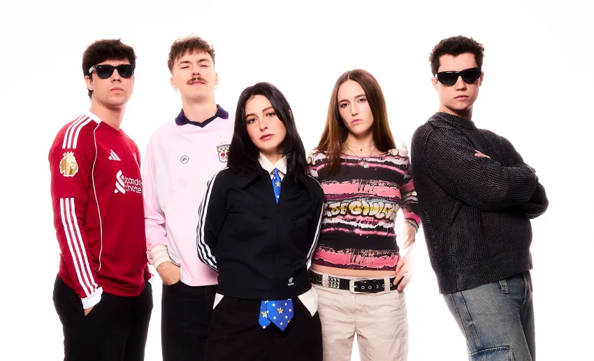 foto de grupo, dos chicos y dos chicas pelo largo y liso, diferentes estilismos, los de los extremos van con gafas de sol oscuras