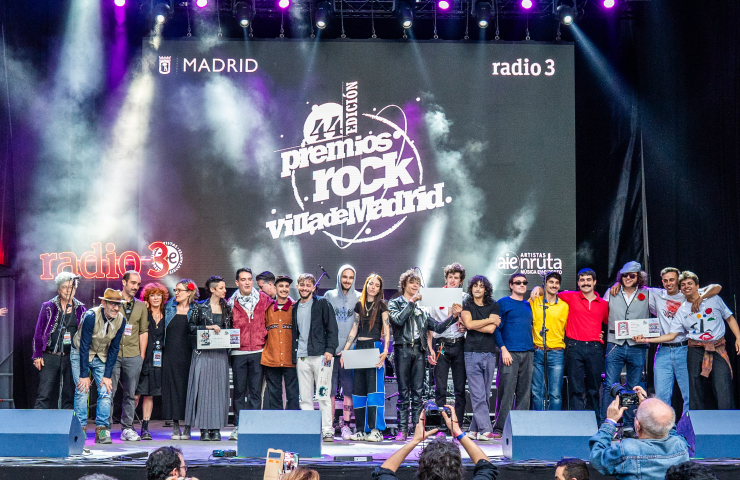 foto de familia en el escenario con todos los participantes en los premios