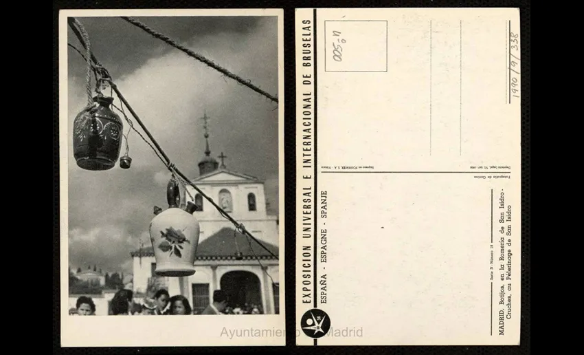 postal antigua en blanco y negro, con una iglesia de fondo y unos botijos colgando