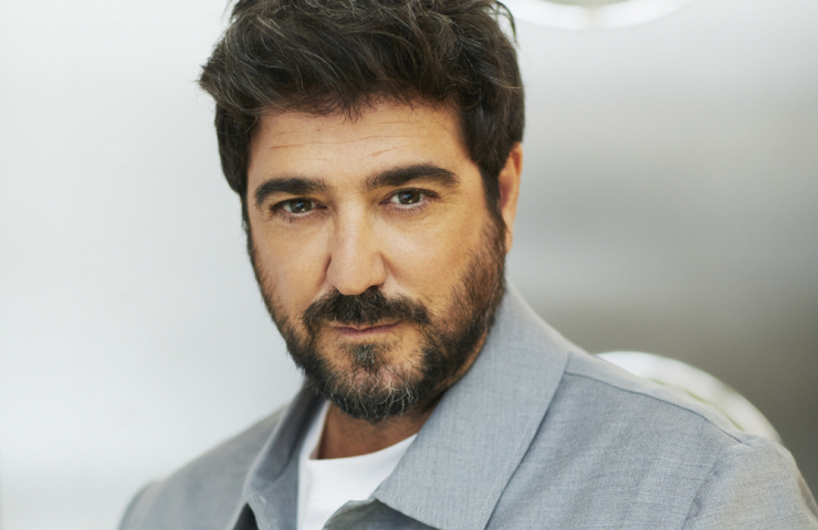 cantante masculino, pelo y barba, moreno