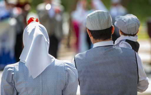 Pareja y niño de espadas vestidos de chulapa y chulapos.
