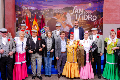El alcalde con otras autoridades al final del acto